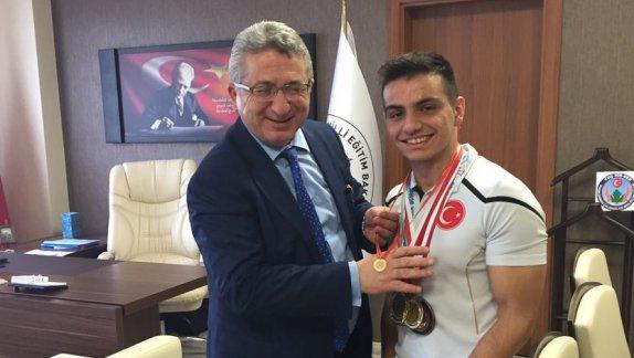 Türkiye Bedensel Engelliler Yüzme Şampiyonu Engin DEMİRALAY´dan İl Milli Eğitim Müdürümüzü Ziyaret