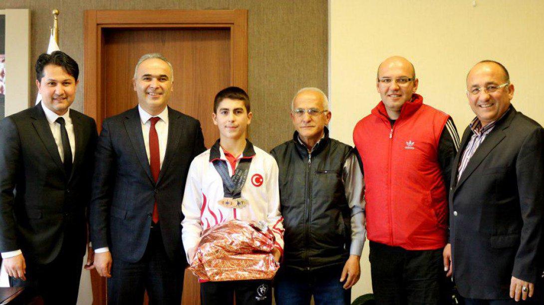 Spor Lisesi´nin Dünya Halter Şampiyonası Dünya İkincisi Öğrencisinden Milli Eğitim Müdürümüzü Ziyaret