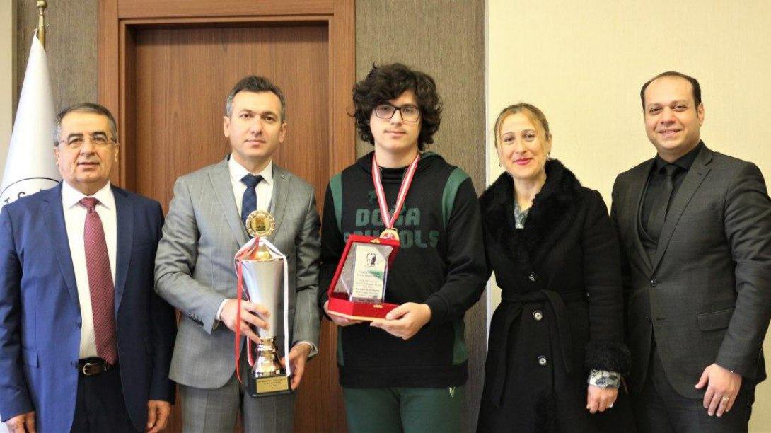 İl Milli Eğitim Müdürümüz Sayın Ömer Yılmaz, satranç şampiyonunu makamında kabul etti.