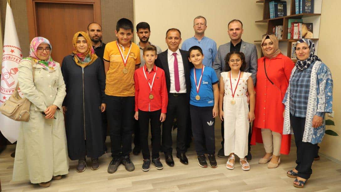 Türkiye Akıl ve Zekâ Oyunları Şampiyonasında Türkiye Geneli İlk 10'a Giren Öğrencilere Ödülleri Takdim Edildi