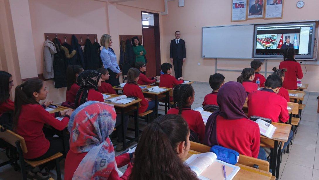 Sayın Bakanımız İlimiz Kadir Boylu Ortaokulunda Derse Video Konferansla Bağlandı