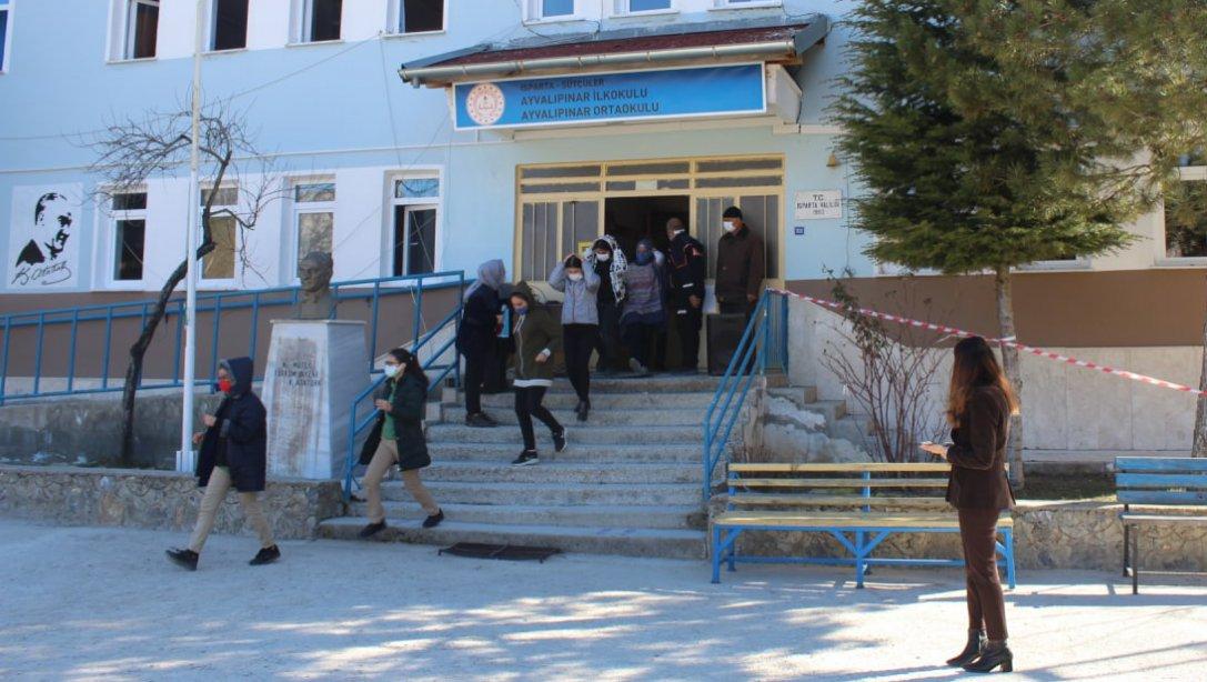 Deprem Haftası Nedeniyle AFAD Ve İl Millî Eğitim Müdürlüğü Ekipleriyle Ayvalı Pınar Ortaokulunda Kapsamlı Bir Tatbikat Yapıldı